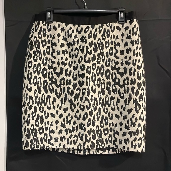 Ann Taylor Dresses & Skirts - Ann Taylor black and off white print skirt size 8 like new
